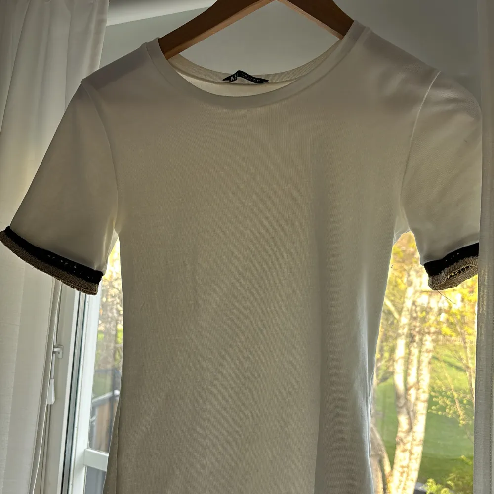 Super fin och trendig tröja från zara som är använd 1 gång. Storlek s och pris kan diskuteras!. T-shirts.