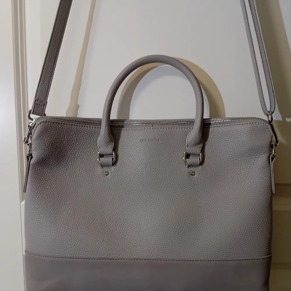 Snygg väska från Don donna i grått perfekt till en lapptop och mer. Väskor.