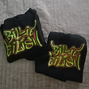 Billie eilish merch - Använder inte längre, bra skick. Storlek S men är lite längre och bredare än när jag fick den, därför är den inte lika baggy som jag ville ha det förut. Ifall du har i S kommer det vara mer baggy (inte mycket mer, jag har fortfarande S i storlek)