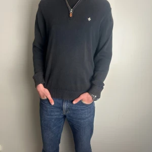 Morris half-zip  - Nu säljer vi denna sköna tröja från Morris! Modellen på bilden är cirka 190 cm och bär strlk L.  Skick: 7/10 Hör av er vid fler frågor!🤝