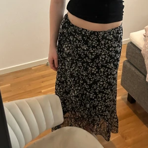 Lång kjol från Vero Moda  - Säljer denna långa kjolen från Vero Moda i storlek S💞använd bara ett få tal gånger. 