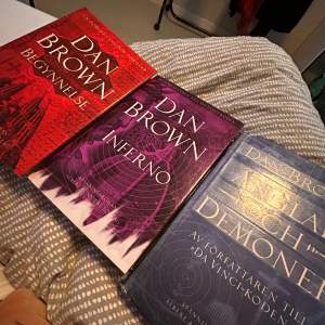 3ST Dan Brown Böcker! Köpta ifrån bibliotek fast har bara stått i hyllan🙏🏻 Alla 3 för 30 annars 15kr styck!!🥲🙏🏻