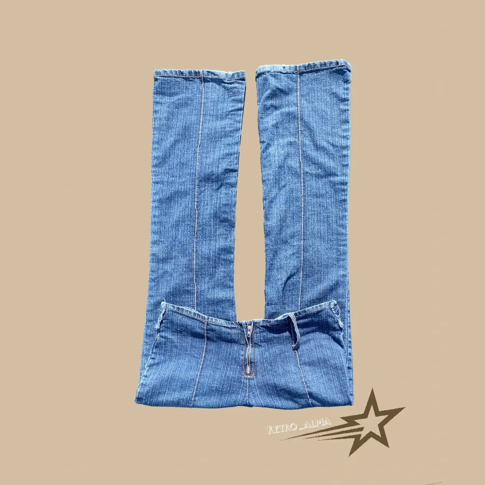 Coola låga jeans med sömmar och utan överrede! Bra skick och inga defekter💗 Skriv vid frågor och kicka gärna in mina andra plagg🫶Midja ca 40x2 och innerben 85 cm💗. Jeans & Byxor.