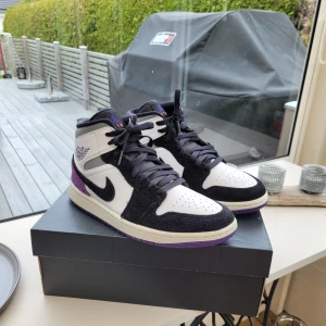 Jordan 1 varsity purple  - Tjena, säljer min jordans pga av ingen anvädning längre. Dom är inte alls mycket använda och skulle säga typ 8,5/10 i skick. Tveka inte på höra av er om ni har några frågor. Nypris 3200