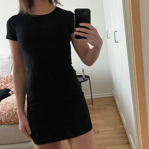 Filippa K miniklänning - Elegant figursydd klänning från Filippa K. I ett lite tjockare material som sitter väldigt smickrande.  I superfint skick