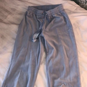 Bootcut mjukisbyxor - Superfina mjukisbyxor från gina. Bra skick! Säljer för att dom är för korta💘