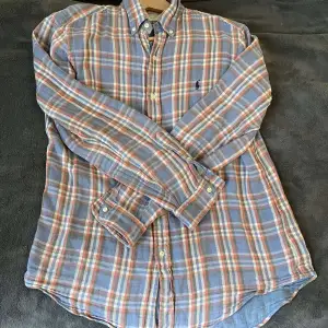 Tja nu säljer jag mina feta Raffe flanell skjorta. Strl M, skick 8/10. Mitt pris 349kr och ny pris är 1599kr.