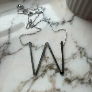 Jättefint halsband med bokstaven ”W” helt nytt, säljes då det blev felköpt 
