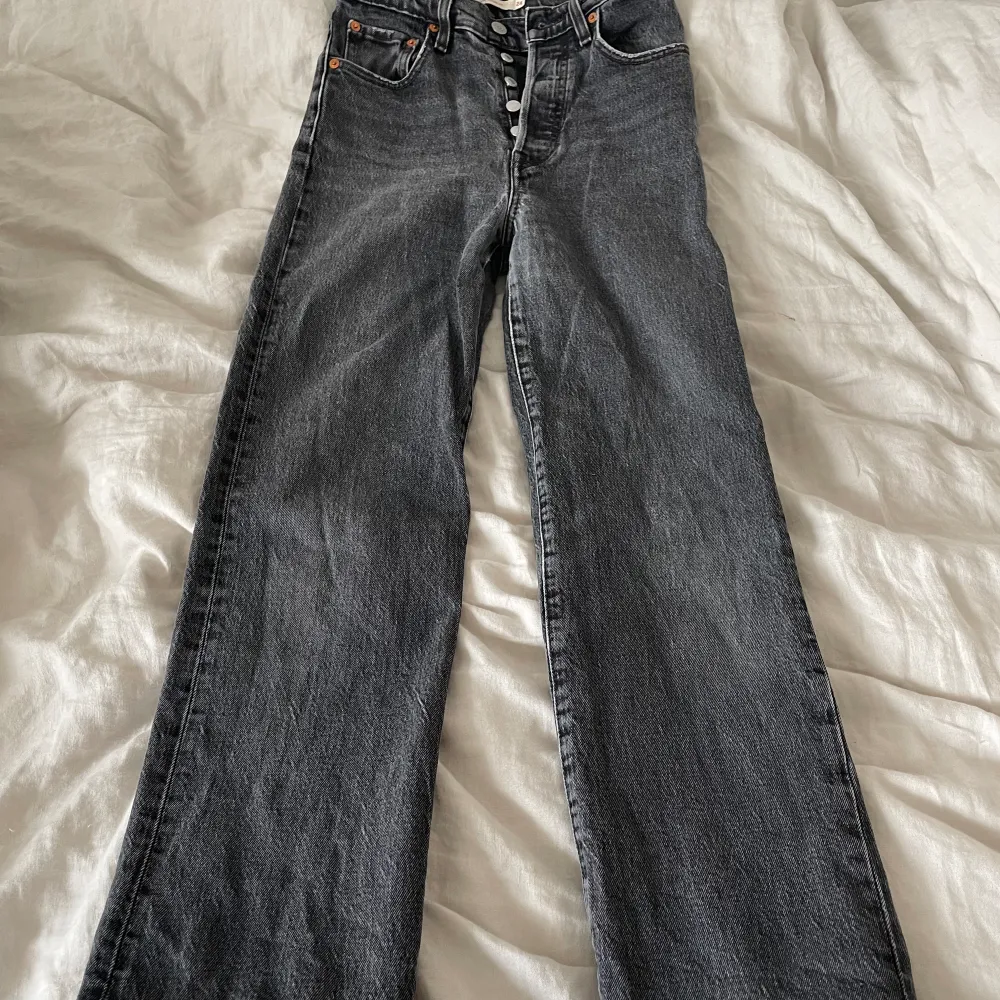 Ett par superfina grå/svarta jeans ifrån Levis. Högmidjade och bra passform.. Jeans & Byxor.