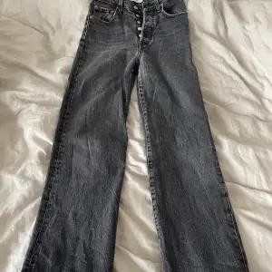 Ett par superfina grå/svarta jeans ifrån Levis. Högmidjade och bra passform.