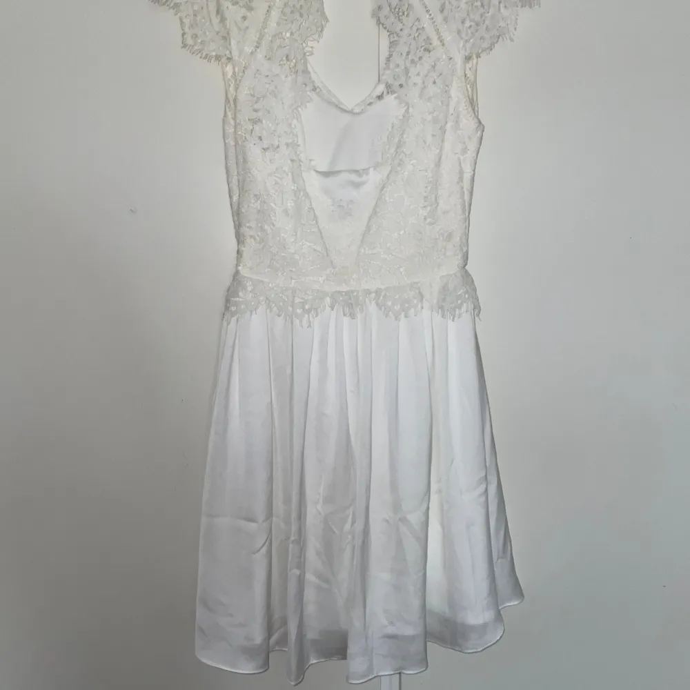Superfin vit klänning med spets upptill. Använd 1 gång! Från Chiara Forthi. Perfekt till studenten🌟. Klänningar.