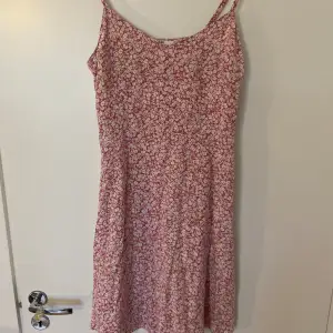 Superfin rosa/vit blommig klänning i strl xs🌸