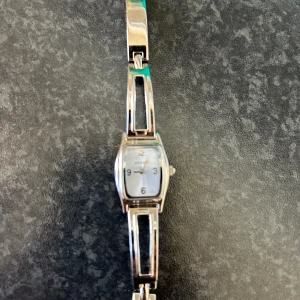 Guy clarac klocka - Jätte fin klocka som passar med allt och elegant, säljer för 300kr helt ny. Fått som present och kommer inte till någon användning. 