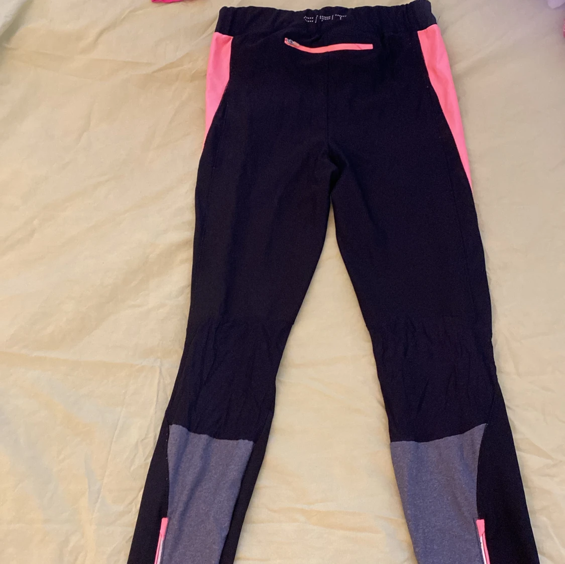 Träningsbyxa med ficka på baksidan  - 90