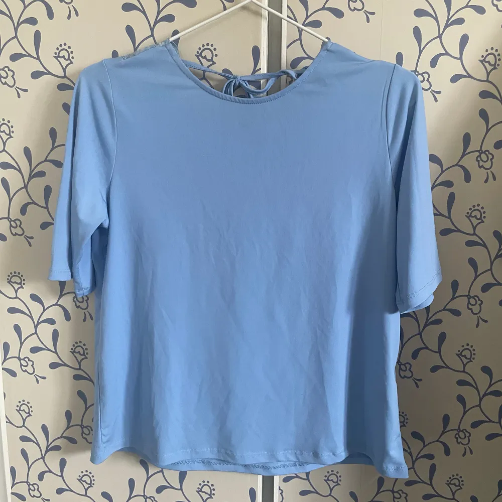 säljer denna super fina blå t-shirt med öppen rygg med spets. den har tyvärr inte kommit till någon användning. Jag tycker den är helt perfekt till sommaren då den inte heller har så tjockt material och färgen är helt perfekt 😻😻. T-shirts.