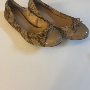 Ballerinaskor - Superfina ballerinaskor från Billi Bi i jättebra skick. Står storlek 39 men liten i storleken så passar 38!
