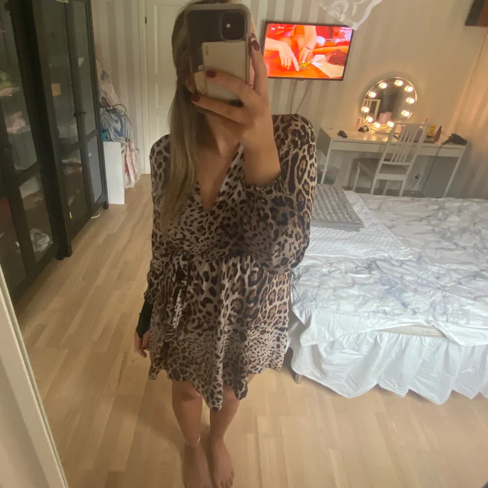 Jättesnygg leopard klänning i storlek M. Minns inte vart den är köpt ifrån men den har bara använts ett fåtal gånger!🫶🏼perfekt nu inför sommaren!. Klänningar.