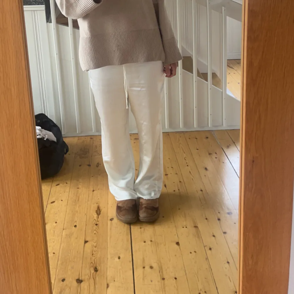 supersnygga vita byxor i siden / silke från zara🫶 skulle säga att dom är midwaist och jag har sprätt upp dom lägst ner (syns knappt) så dom blir längre! jag på bilden är 170 och bär vanligtvis S/M🌟🌟. Jeans & Byxor.