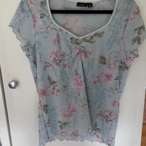 Söt sommar topp i strl M 🌸🫧 - Fin sommartopp i strl M ✨ Jätte fint skick, inga defekter.  Vid frågor är det bara att höra av sig 🤍