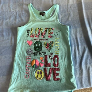 Blått linne med tryck  - Blått linne med tryck från Kappahl  Trycket är lite slitet med ingen som märks väll 