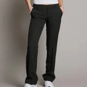 Kostymbyxor  - Kostymbyxor från från Bikbok modellen Vera petite.  Säljer pågrund av de är korta på mig som är 167. Hör av dig för fler bilder ❤️❤️