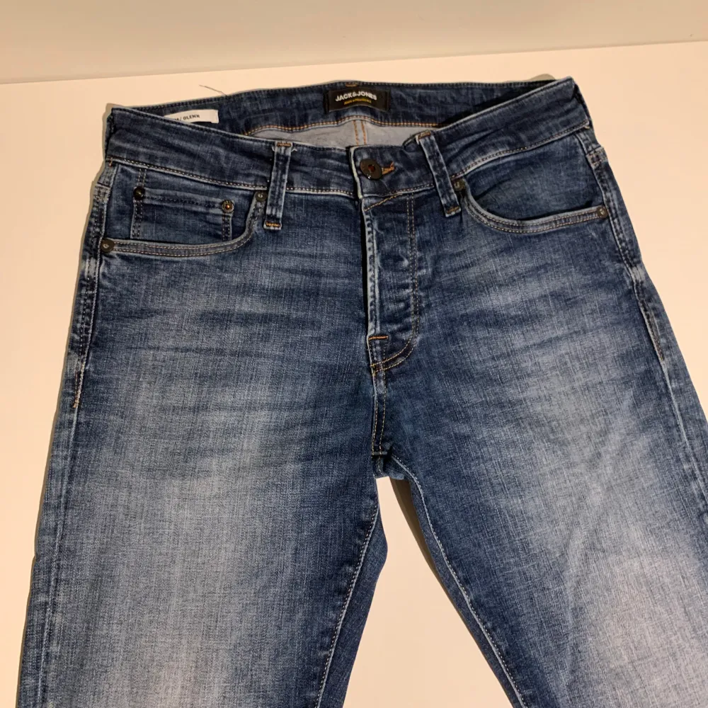 Tjena, säljer mina Jack and Jones Jeans i den trendiga modellen Slim Glenn. Jeansen är knappt använda, cond 9/10. Nypris: 1099kr, hör av er vid minsta intresse//Vilmer. Jeans & Byxor.