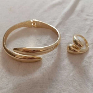 Ring och armband  - Säljer detta sett så fint och köpt för 599kr. Säljer pga av slutat med guldsmycken. Väljer för bra pris 💕