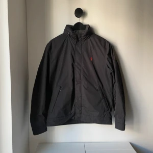 Ralphlauren jacka - Hej, säljer denna asfeta jackan från ralphlauren som passar perfekt nu på våren/sommaren, jackan är i toppskick och man kan ta bort luvan med hjälp av dragkedja(beroende på vad man gillar) Tveka inte på att höra av dig vid funderingar! Mvh// Joel