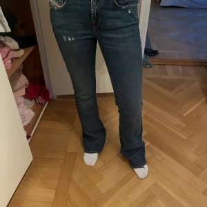 Diesel jeans  - Säljer nu mina favorit jeans från Diesel  Bästa och snyggaste passformen💕🙏🏼 Försiktigt använda så i mycket bra skick! Köpta för ca 1300 kr
