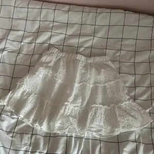 En vit kjol från New Yorker i storlek S. Är i bra skick och säljes pga den inte kommer till användning längre.