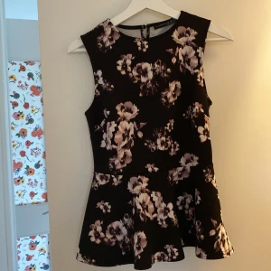 Blommig blus - Blommig blus (peplum top)