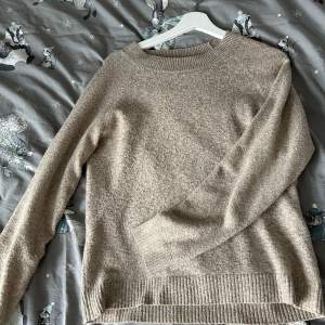 En beige/ljus brun tröja från vero Moda i storlek M.  Använd cirka 3-4 gånger 
