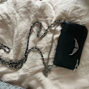 Zadig väska  - En liten Zadig väska med tillbehör så man kan byta ut Zadig märket till en annan färg!🥰 Den är i jättefint skick och knappt använd! (Pris kan diskuteras)