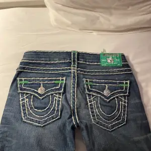 VÄRLDENS FINASTE TRUEYS I NYSKICK!! Jag är kär i dessa jeans hittade billigt på loppis men de är lite trånga i midjan😔💔ska inte ljuga de är Skinny men att sy om är alltid en möjlighet!! Kostar runt 199 att göra det.