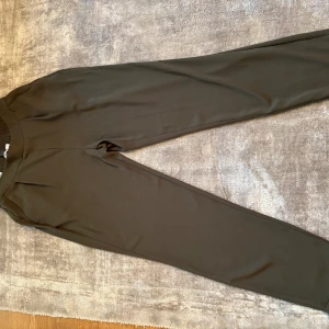 Gröna byxor  - Gröna byxor till sommaren Storlek 38 Kan hämtas upp i Solna eller Fruängen 