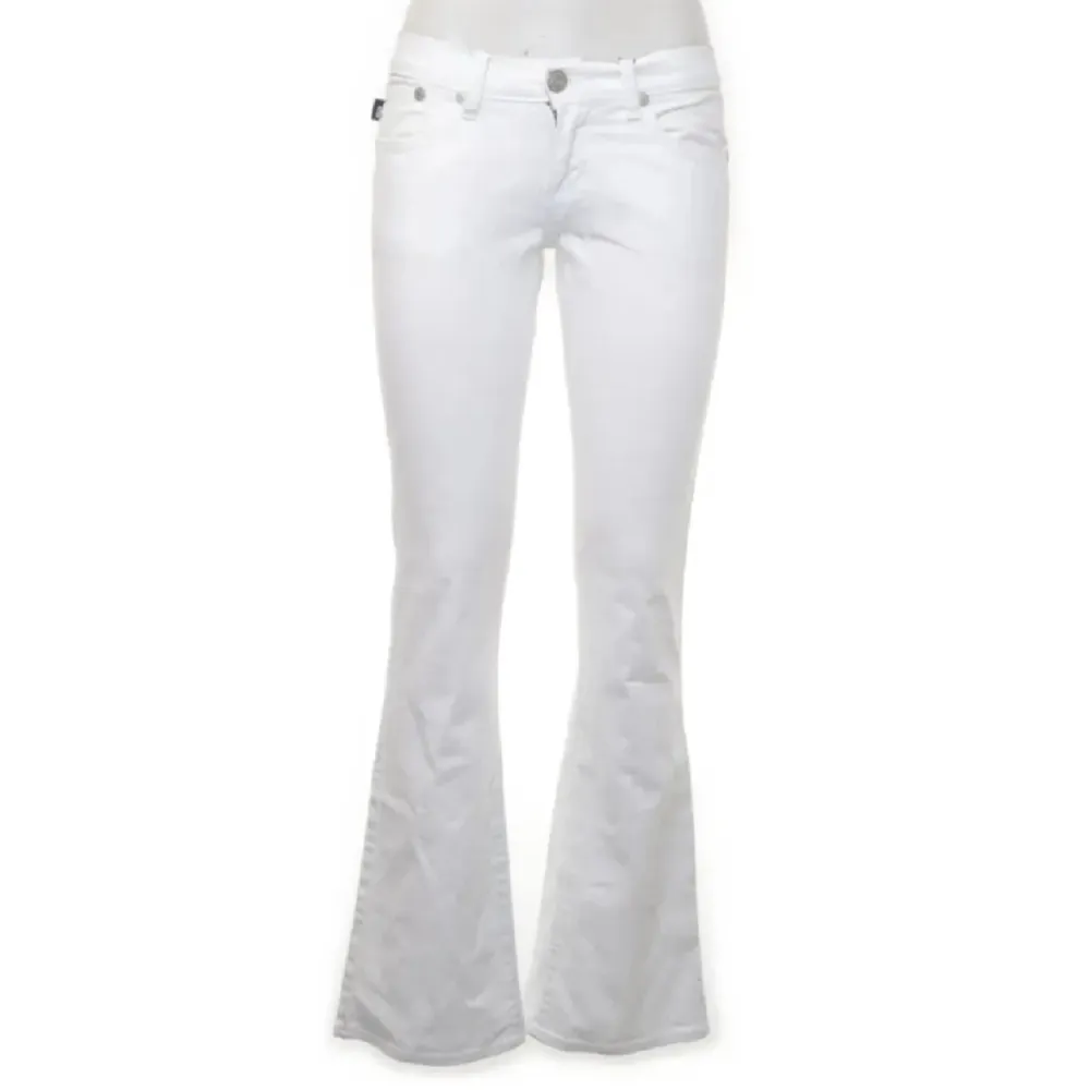 SÅ SNYGGT från Victoria Beckham, jeansen är bootcut. Ny skick 📐Midjebredd är 38 cm och innerbenlängd är 78 cm📐Jämför måttet hos dina jeans hemma🫶🏻. Jeans & Byxor.