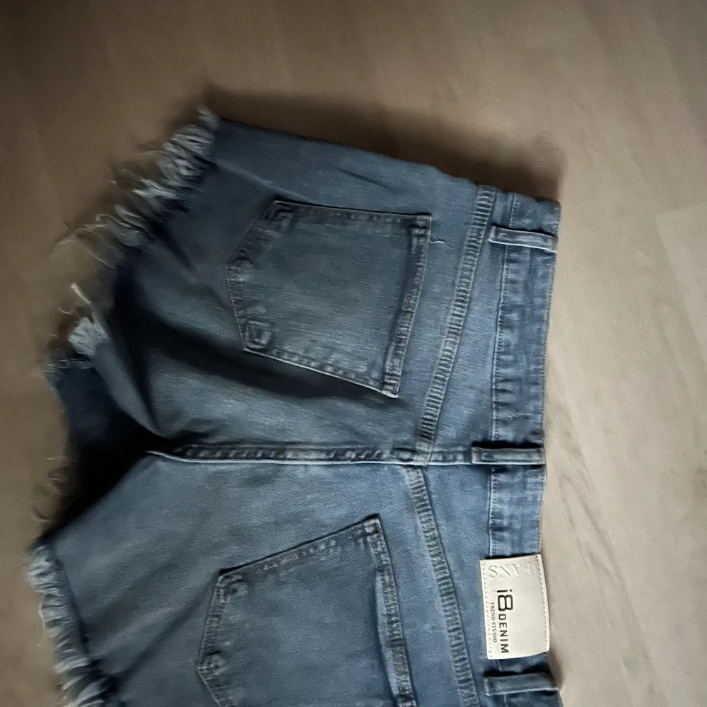 Jätte snygg helt nya jeans shorts, säljer då det var lite för stora på mig. Storlek M . Ny pris 399. Pris går att diskuteras! Hör av er vid frågor eller andra bilder. Shorts.