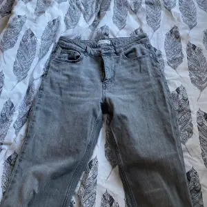 Gråa Gina jeans  Nypris 499kr  Fint skick  (Köparen står för frakt)