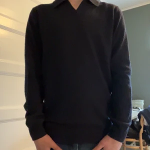 John Henric Kashmir tröja  - Riktigt snygg tröja från John Henric! Lite knottrig men fortfarande u ett bra skick. Inga hål eller något sånt men använd. 7,5/10 skick. Nypris: 1450kr Vårt pris: 499 (diskuterbart)