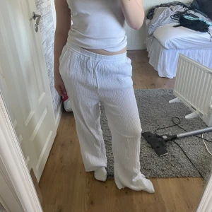 Linnebyxor  - Från Gina Tricot! Avklippta längst ner! Strl 38