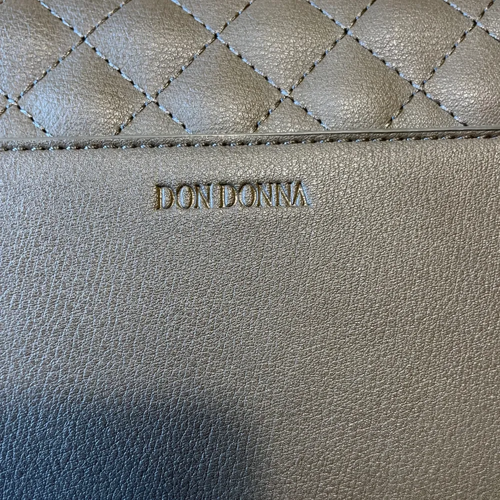 mycket fin väska från Don Donna, med bra skick. Ser grå ut på bilden men är mer grön ❤️. Väskor.