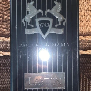 Parfums De Marly Royal Essence Layton - Finns med kvitto köpt från Deloox , 125/125 ML finns med Batchcode Som kan skickas via dm först till kvarn!