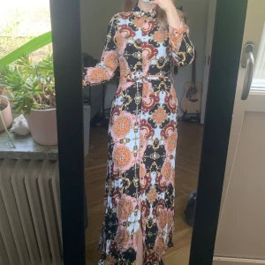 ⚜️Oanvänd elegant klänning⚜️ - Tunn viskos klänning som passar bra på sommaren! Den har krage och band om man vill knyta runt miljan.  Jag är 156cm så längden passar även om man är petite. Prislappen är kvar! Tar Swish