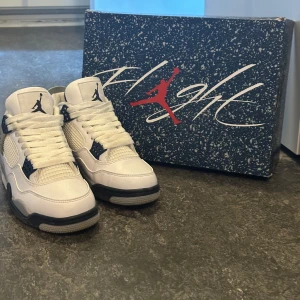 Jorden 4 midnight navy  - Hej säljer mina 4or som ja fick i present använd ett par gånger men nya och fräscha och rena 