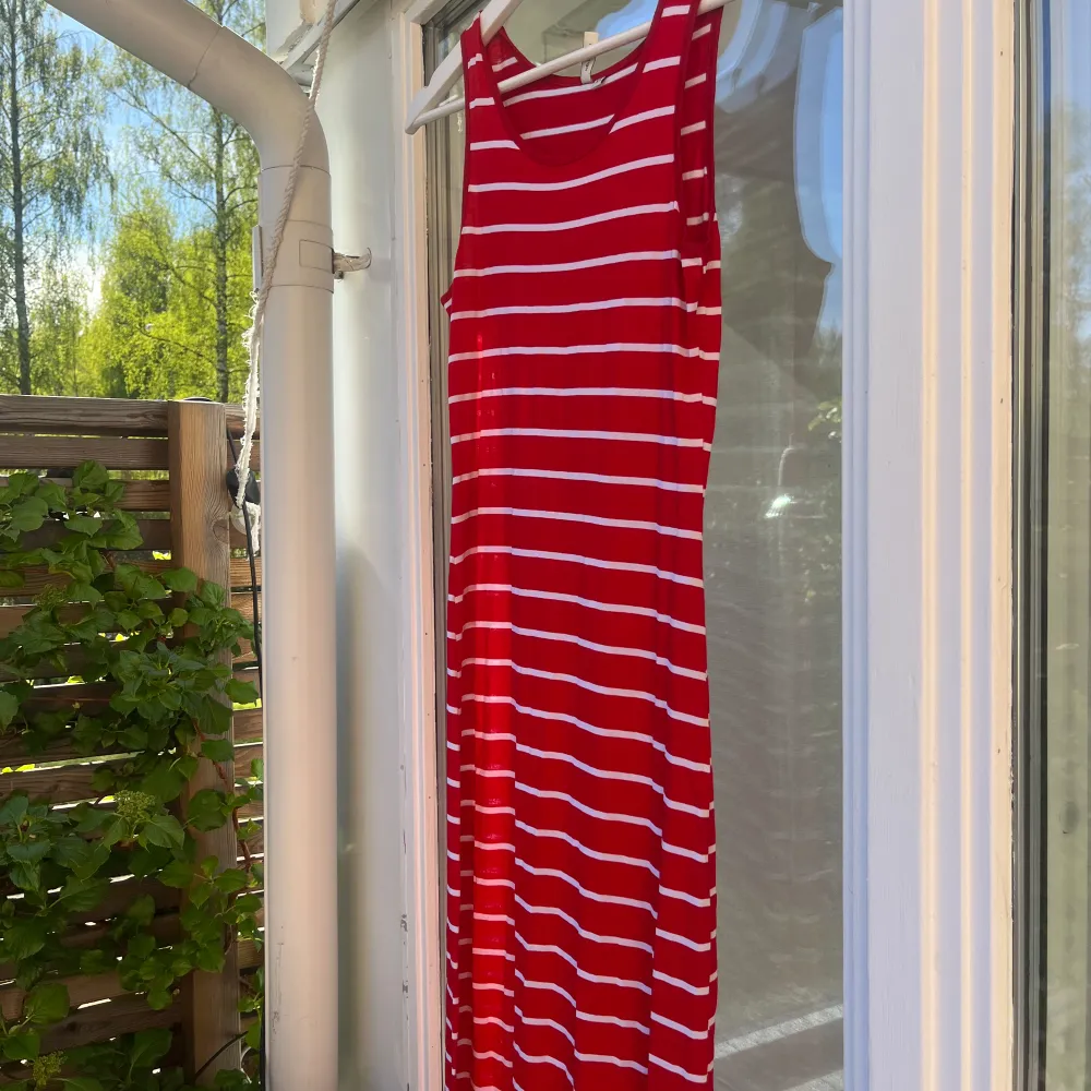 Säljer denna rödvita långklänningen från Nelly❤️ Strl s Pris 70kr. Klänningar.