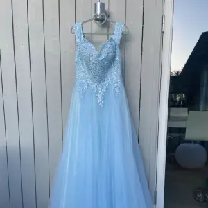 Säljer denna ljusblå balklänning i storlek 42/40! Mycket bra skick, av märket Susanna Rivieri, nypris ca 3500kr🩷 Passar mig som är 170cm lång, men går att sys upp. Kan postas direkt!🫶🏻