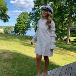 Studentklänning - Säljer min studentklänning från NA-KD för att jag har hittat en annan. Klänningen är lite insydd i midjan och i armarna och passar mig som är 165 cm❤️den är endast testad, skriv för mer bilder 