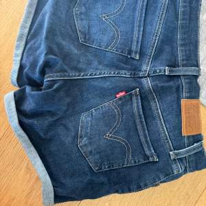 Supersnygga jeansshorts från levis med midwaist. Fint skick och i storlek W24.   //Tilda💞