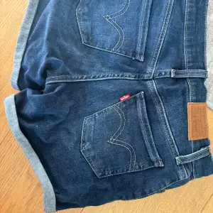 Supersnygga jeansshorts från levis med midwaist. Fint skick och i storlek W24.   //Tilda💞