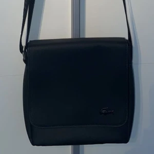 Lacoste Bag - Tjena, säljer en Lacoste axelväska, som jag inte har någon användning utav. Vid frågor eller funderingar så är det bara att höra av sig👍😁 /D